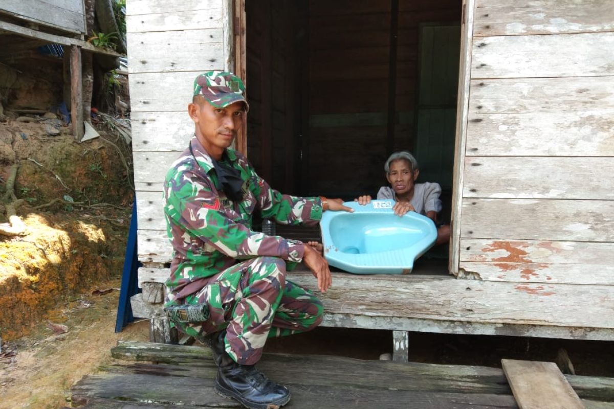 Prajurit TMMD bangun jamban warga di lokasi berbeda