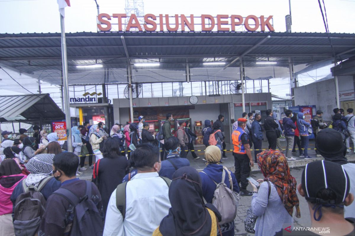 Penumpang KRL padat, pengamat: Cabut izin usaha yang belum WFH