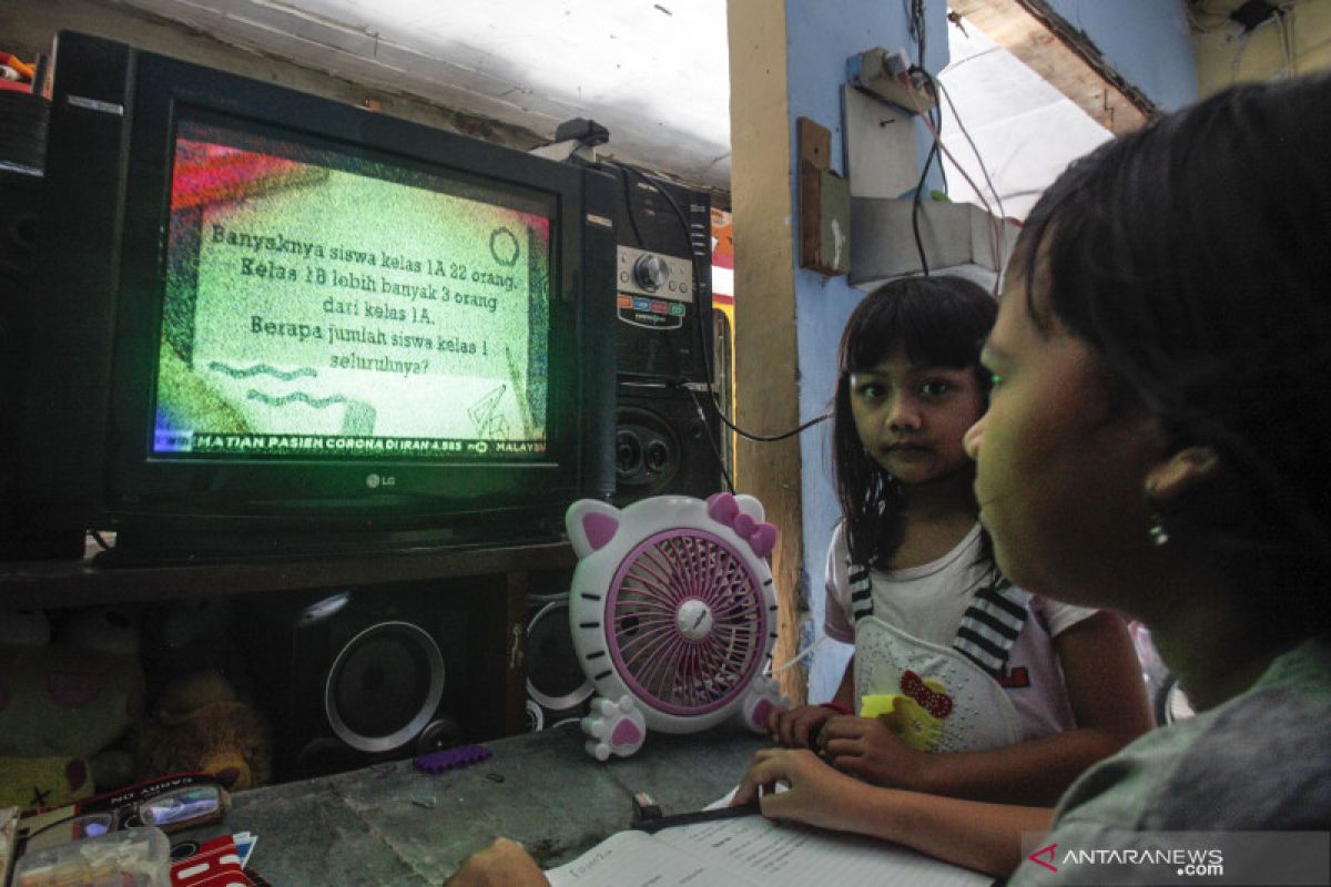 Program belajar yang disiarkan melalui TV bantu siswa dalam belajar