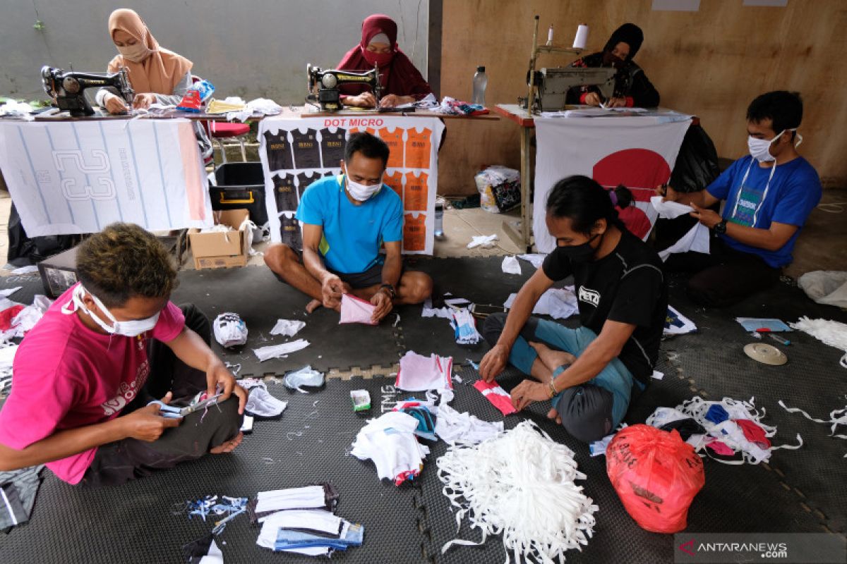 Presiden Jokowi beli masker kain produksi Semarang