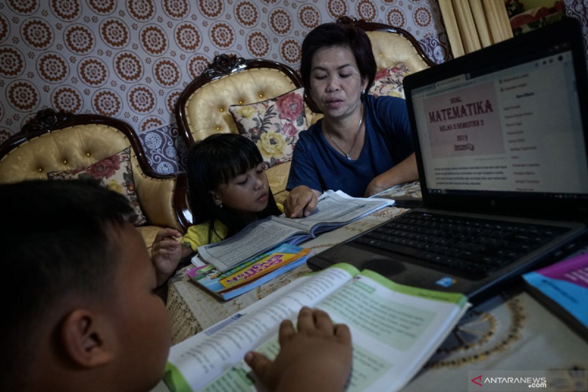 Agam perpanjang belajar di rumah, pemberian tugas sekolah blank spot secara manual