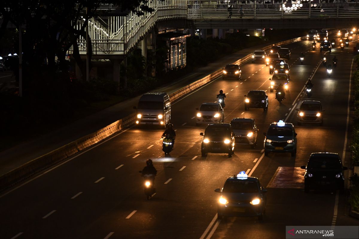 Jakarta police operate 24-hour PSBB checkpoints  to contain COVID-19