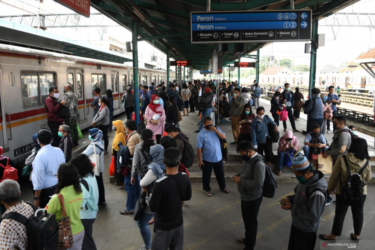 Urusan keluarga jadi alasan sebagian warga gunakan kereta