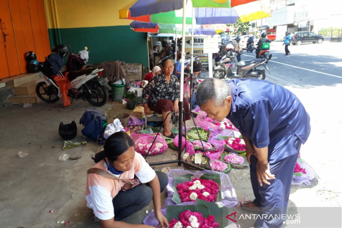 Pedagang bunga tabur tak rasakan dampak "sadranan"