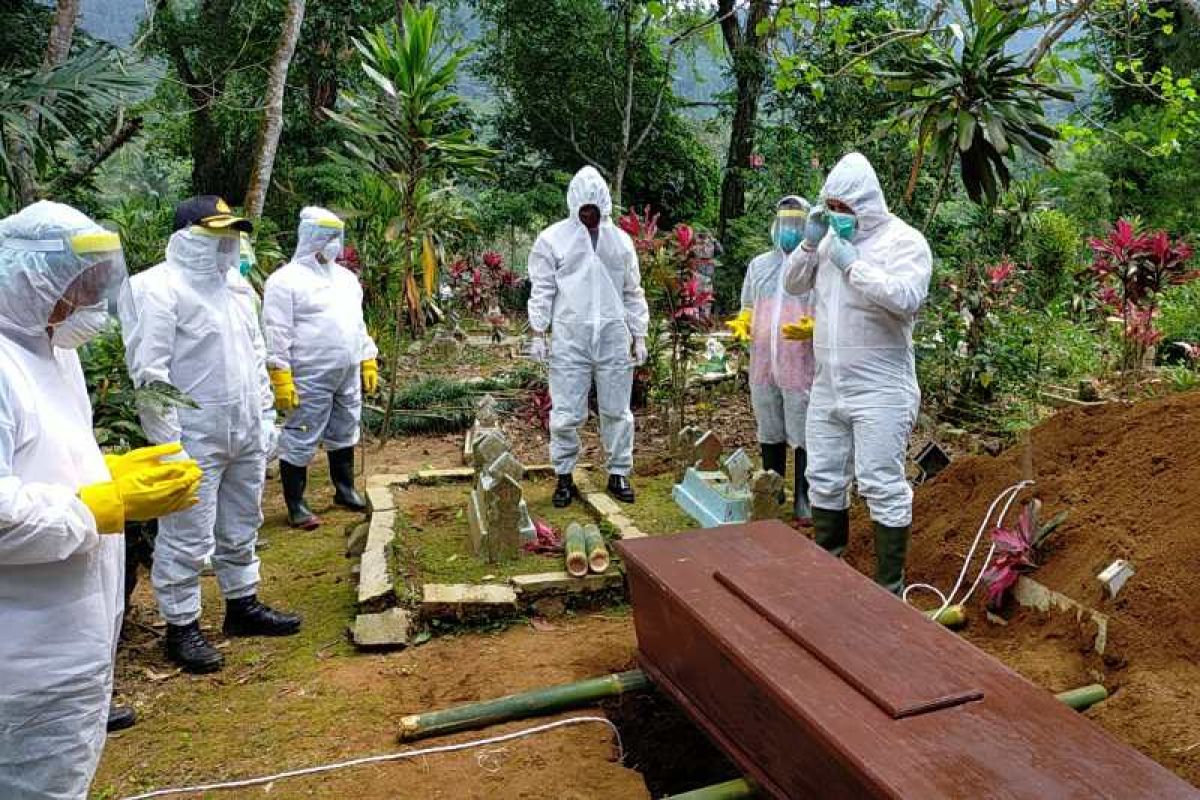 Riau bentuk tim penanganan jenazah COVID-19 akibat kematian tinggi, begini penjelasannya