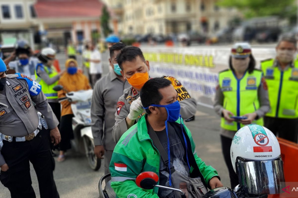 Kapolda Jambi bagikan masker dan sembako kepada warga