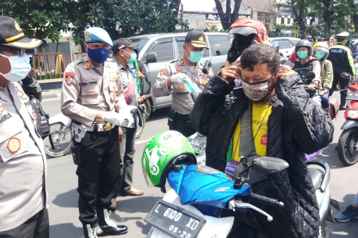 Polresta Sidoarjo wajibkan pengendara pakai masker