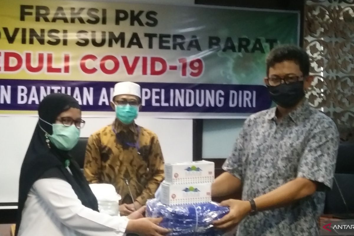 PKS Sumbar serahkan bantuan APD untuk empat rumah sakit
