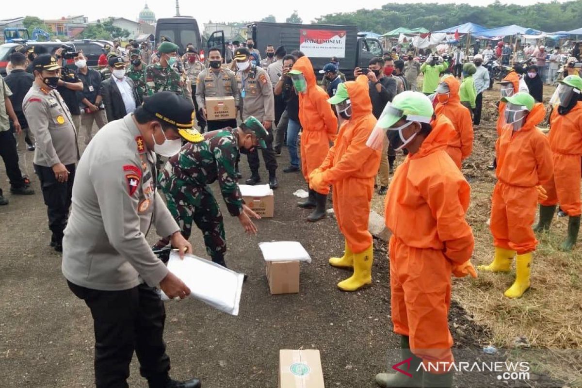 Petugas pemakaman khusus COVID-19 di Tegal Alur terima bantuan sosial