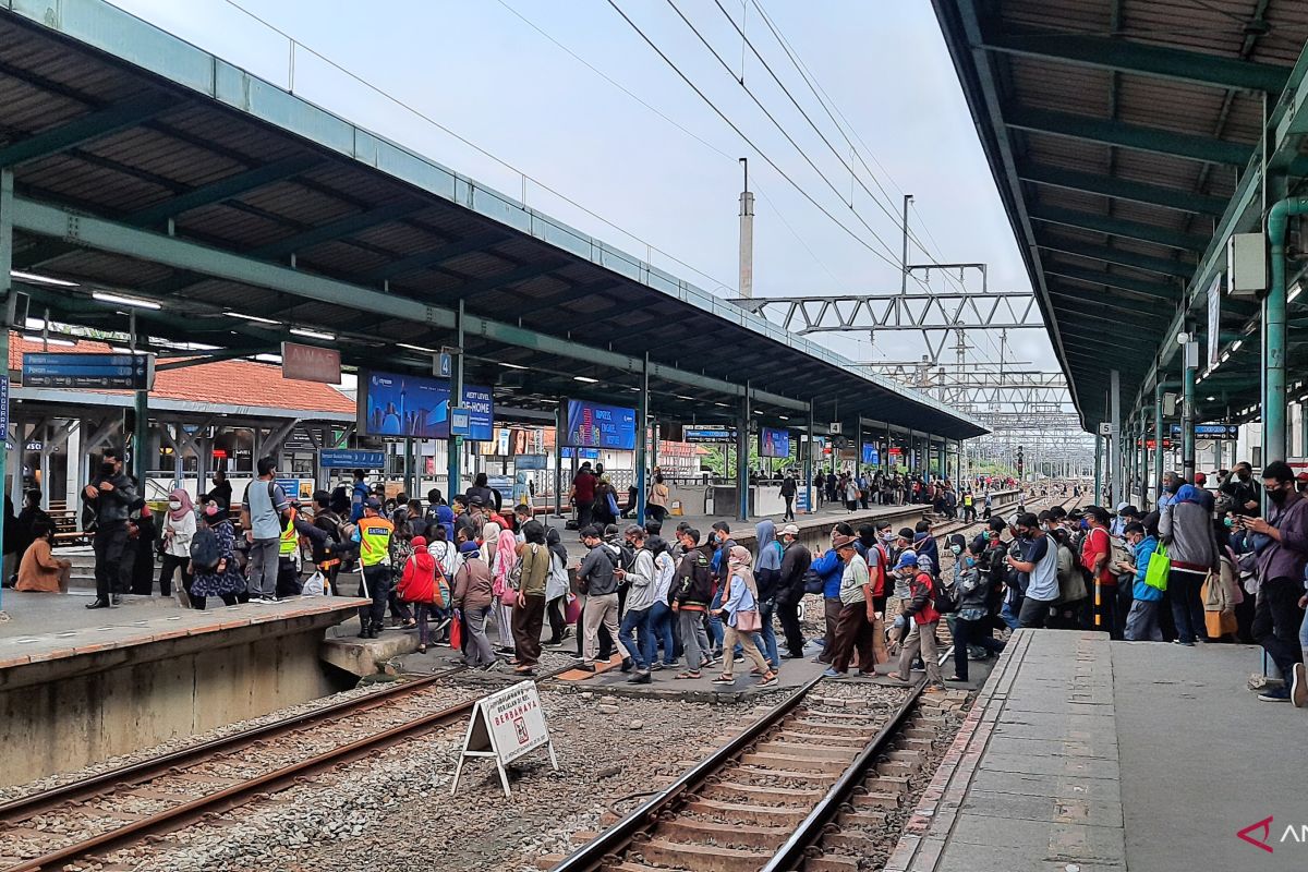 KCI: Operasional KRL 16-17 April berlaku sesuai PSBB