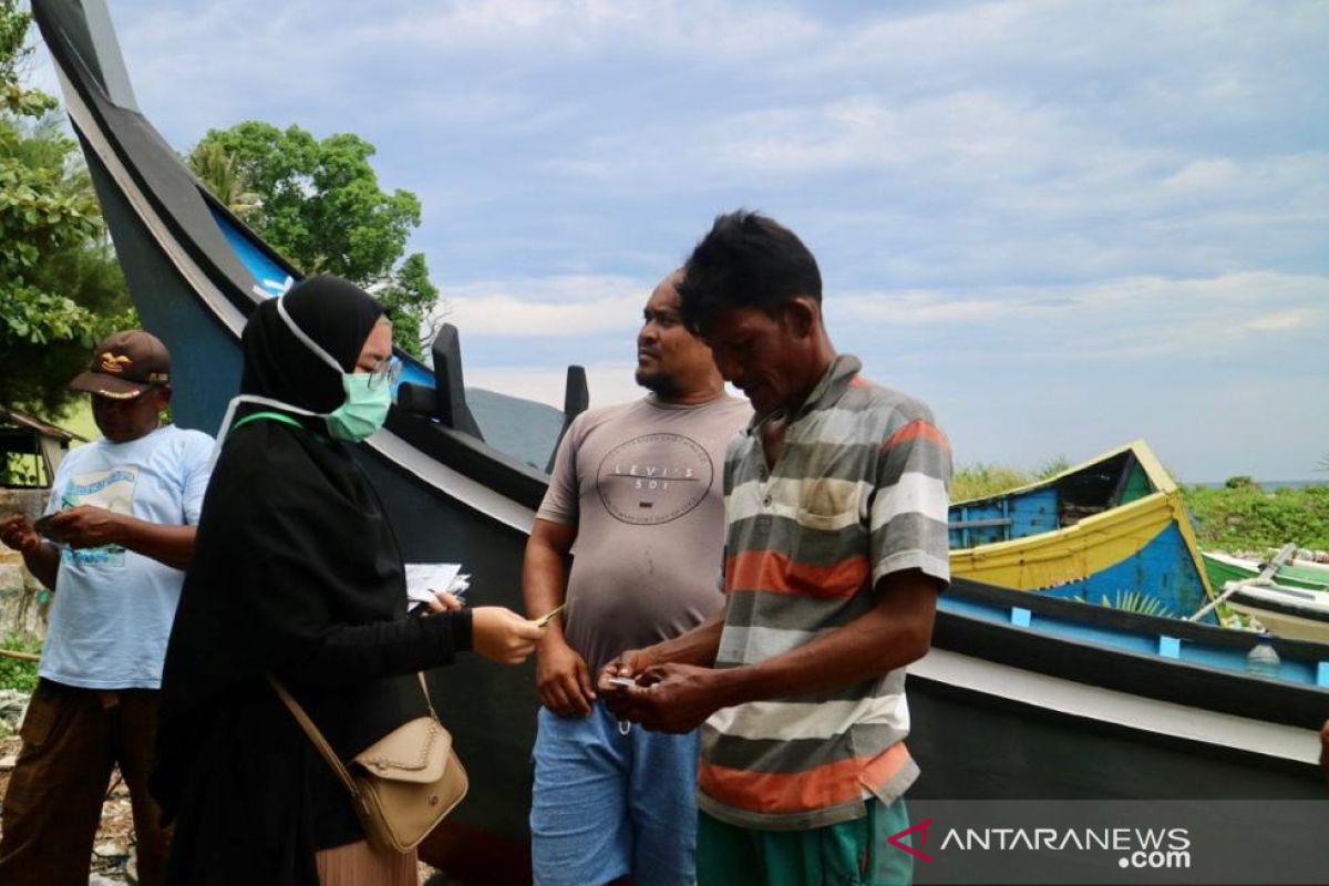 Mahasiswa bagi masker dan vitamin untuk nelayan Sabang