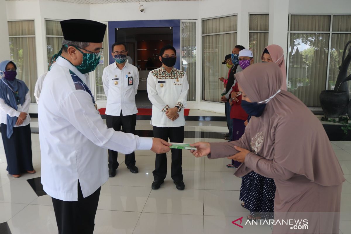 Bupati HSS serahkan bantuan untuk 1029 warga terdampak COVID-19