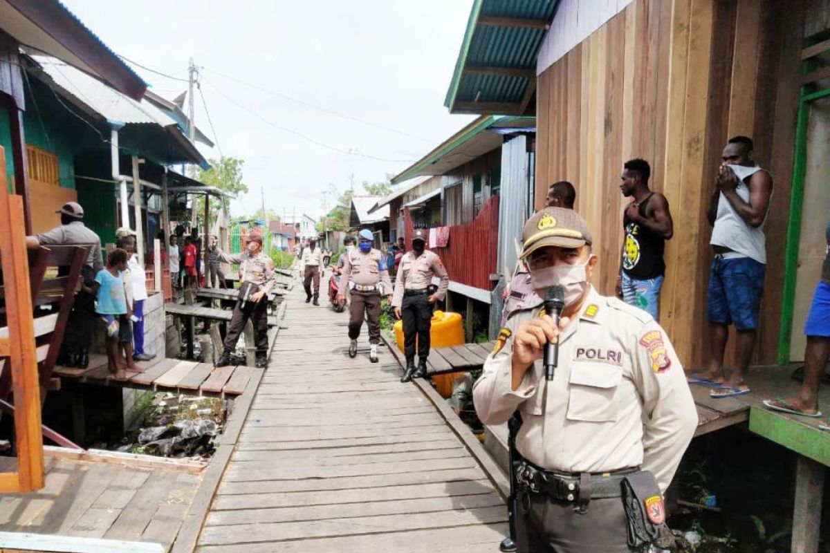 URC Polres Asmat sosialisasikan pencegahan penyebaran COVID-19 di Agats