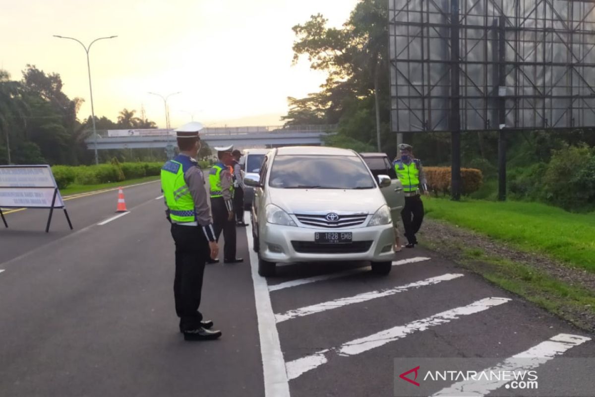 Petugas gabungan periksa pengendara di "check point" Kota Bogor