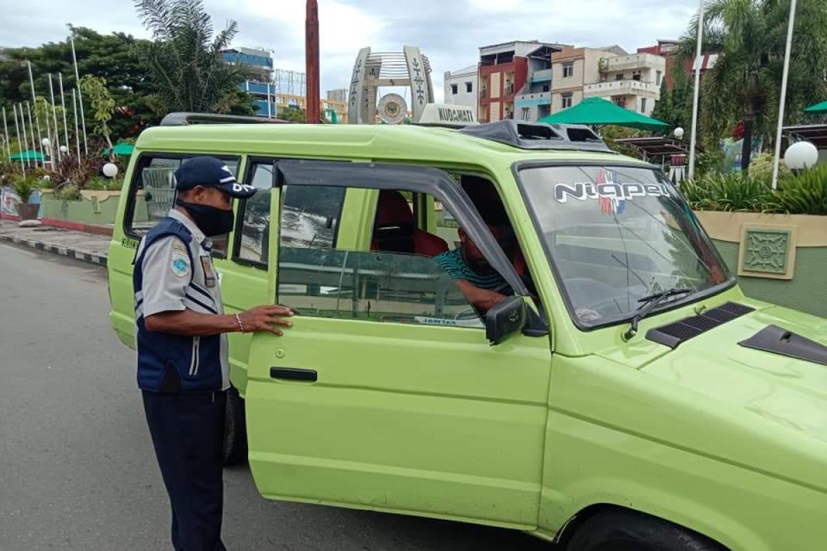Pemkot Ambon wajibkan pengemudi angkutan gunakan masker antisipasi Corona