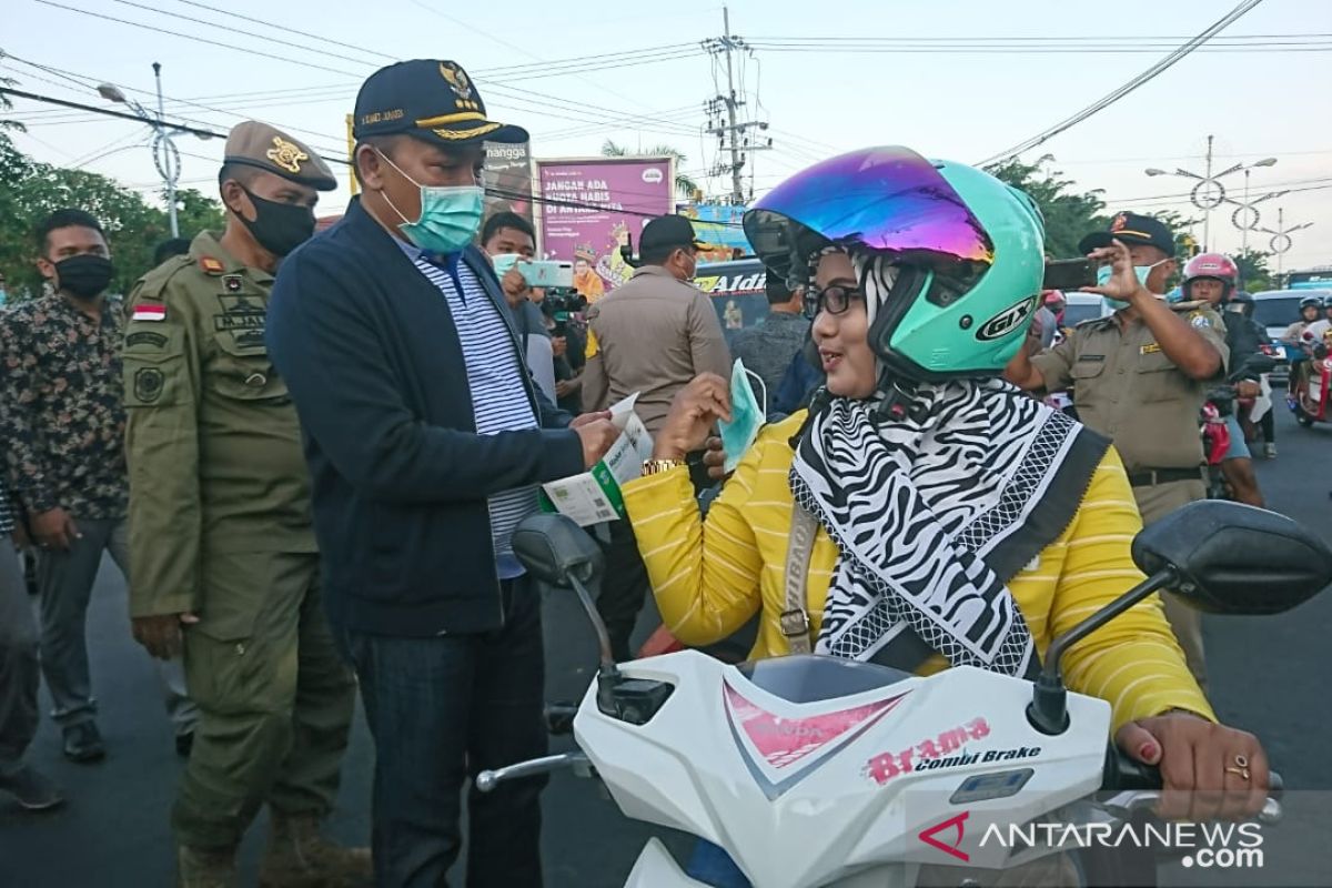 Bupati Sampang wajibkan kepala desa sediakan masker bagi warganya