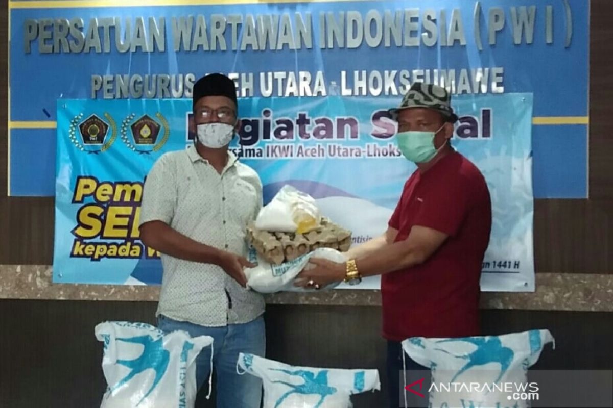 PWI Aceh Utara-Lhokseumawe bagikan sembako untuk anggotanya