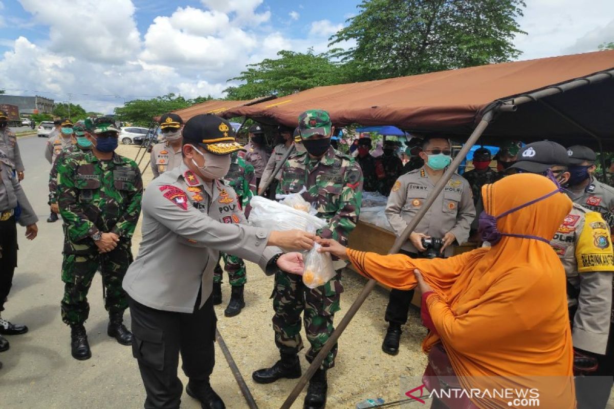 Polda Sultra-TNI dirikan dapur umum bantu warga terdampak COVID-19