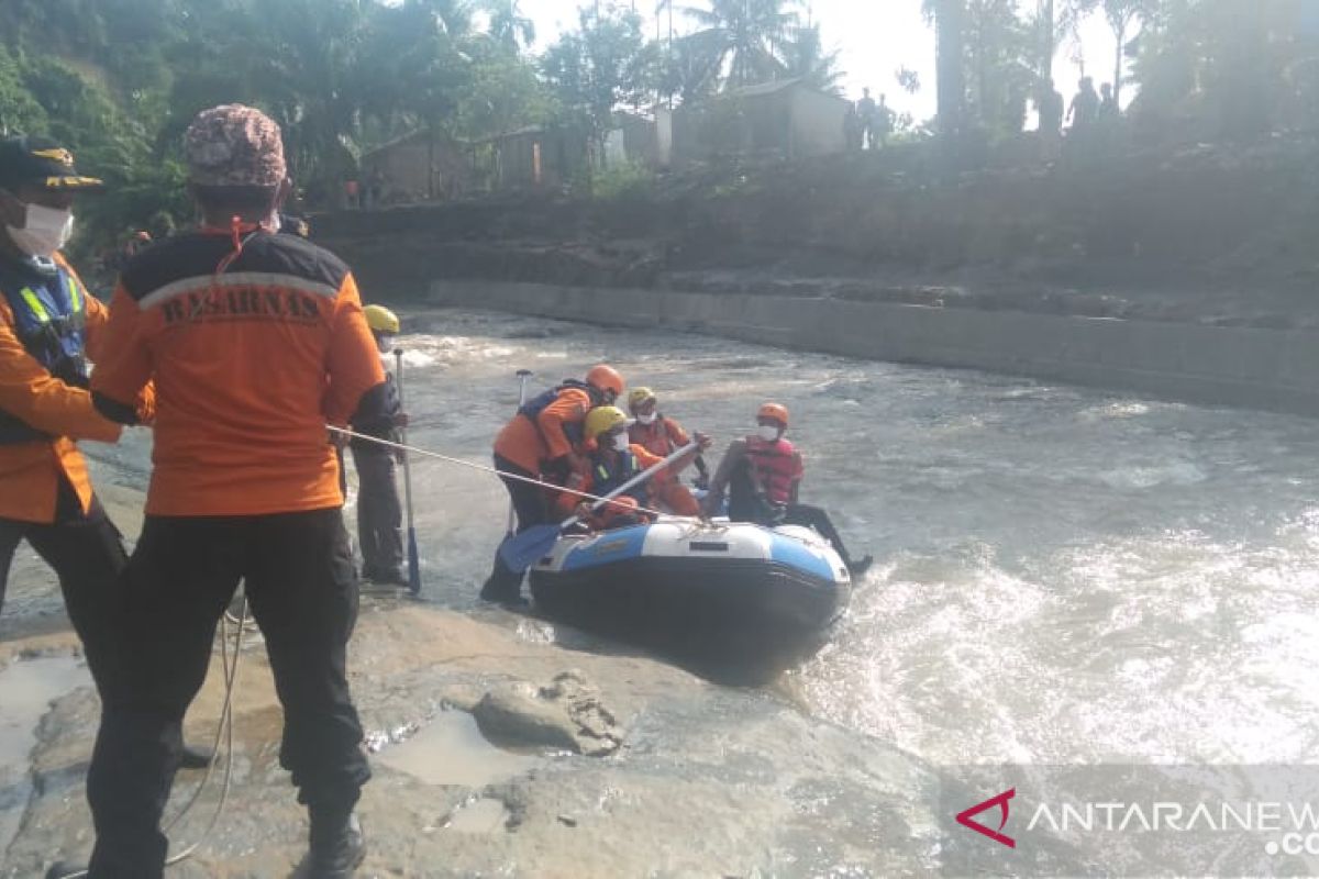 Pencarian hari kedua korban banjir bandang sungai  Sibiru-biru Sumut