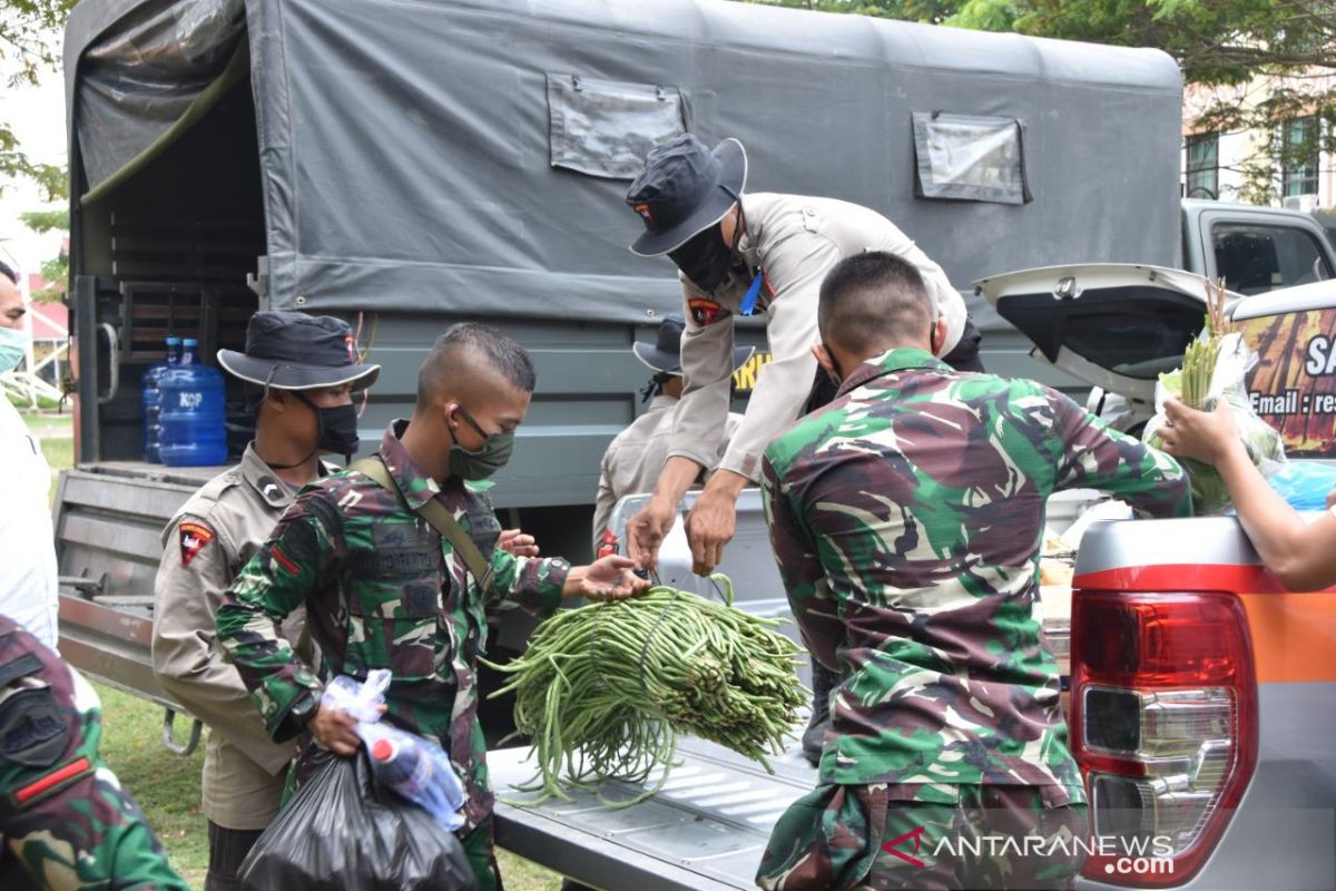 TNI/Polri di Riau kompak bikin dapur umum untuk masyarakat terdampak corona