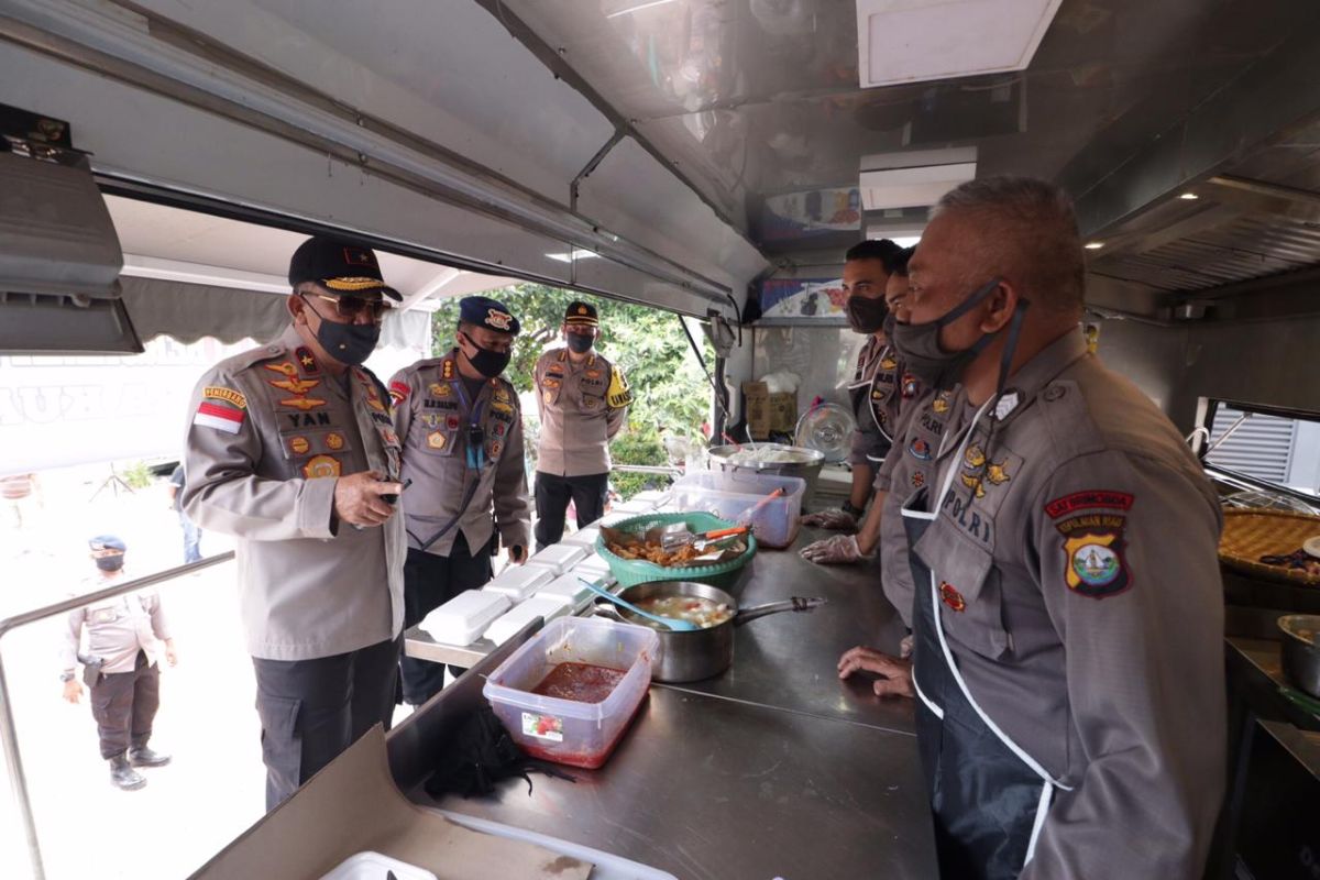 Polda Kepri bangun  dapur umum bantu warga terdampak COVID-19