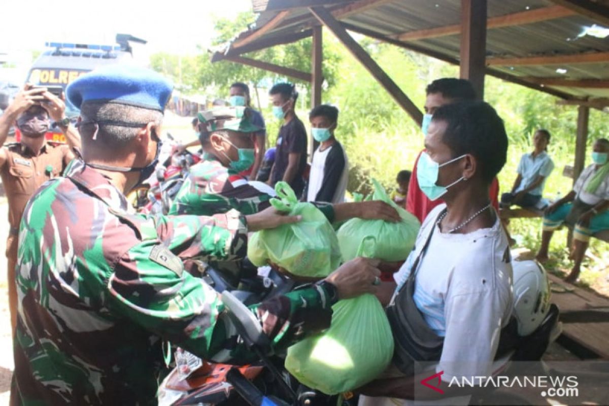 Forkopimda Tanimbar bagikan sembako untuk tukang ojek