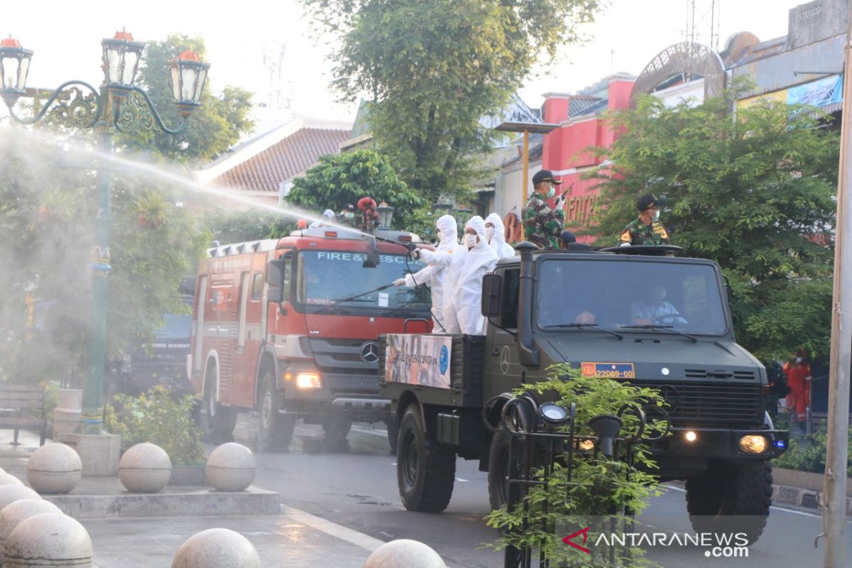 Taruna Akademi Angkatan Udara semprot disinfektan di Jalan Malioboro