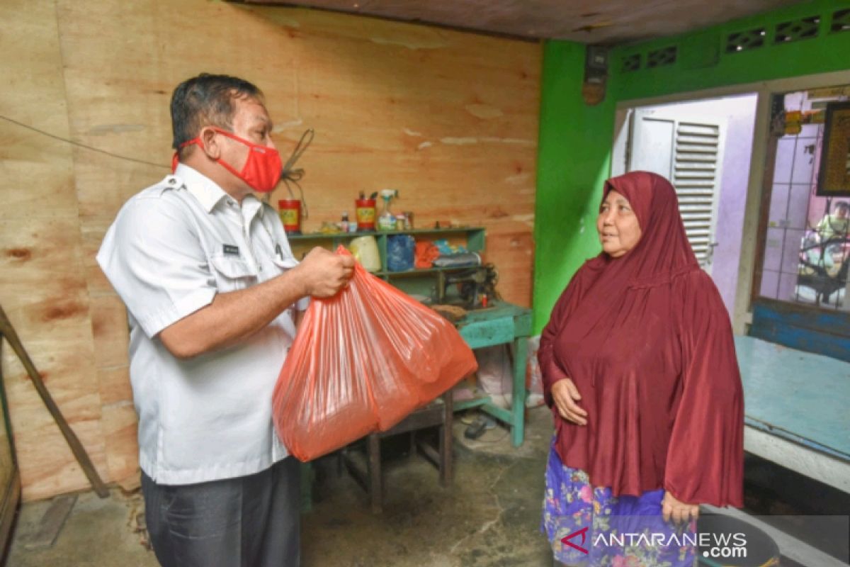 Pemkot distribusikan sembako kepada masyarakat Padangsidimpuan Tenggara