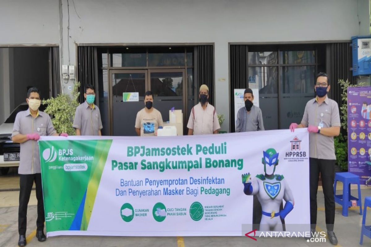 BPJamsostek Padang Sidempuan bagikan masker dan disinfektan