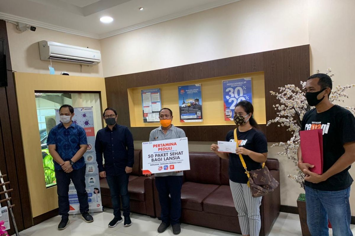 Di Bali,  Pertamina bagikan 50 paket kesehatan untuk lansia