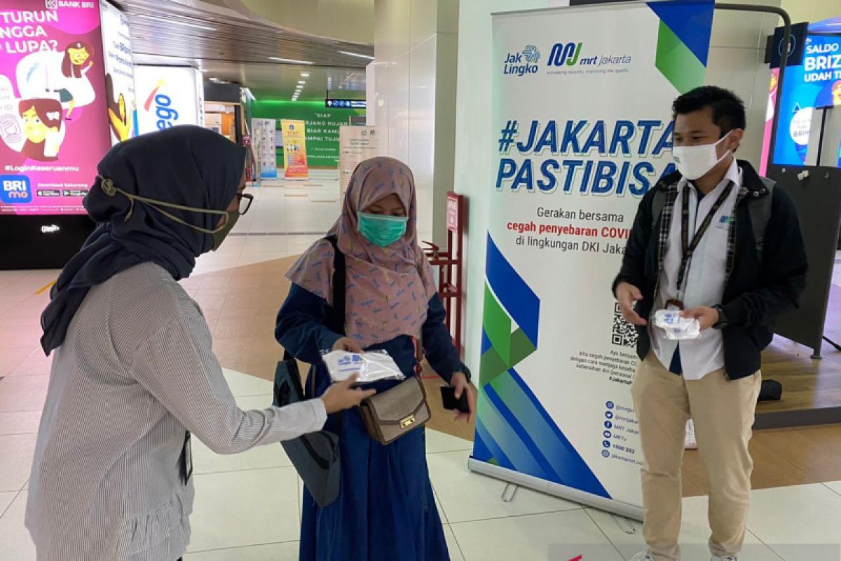 MRT Jakarta bagikan masker gratis untuk penumpang