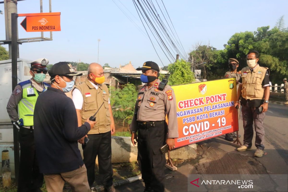 Wali Kota Bekasi tinjau 6 titik perbatasan pada hari pertama PSBB