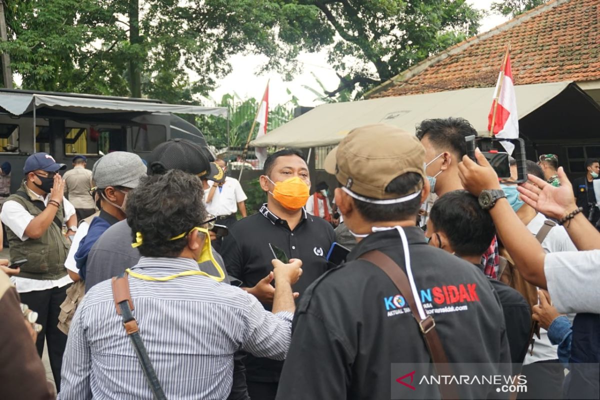 Bupati Bekasi tinjau langsung dapur umum di hari pertama PSBB