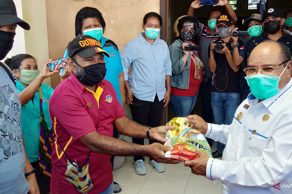 Pemkot Sorong distribusi bantuan sembako kepada masyarakat