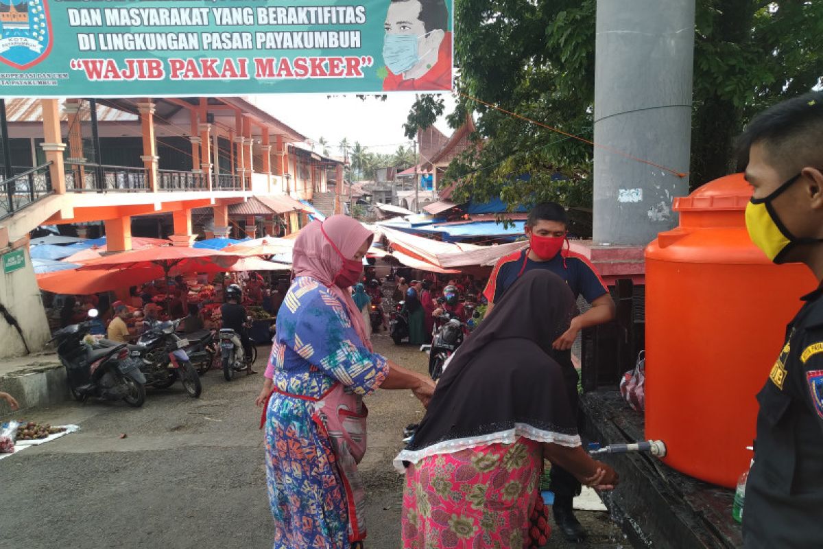 Pasar di Payakumbuh tak tutup, buka sampai pukul 19.00 WIB