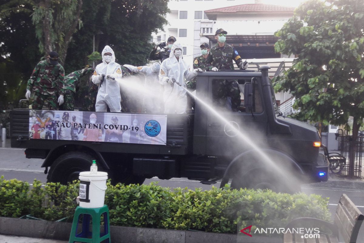 Taruna AAU semprot cairan disinfektan di Jalan Malioboro