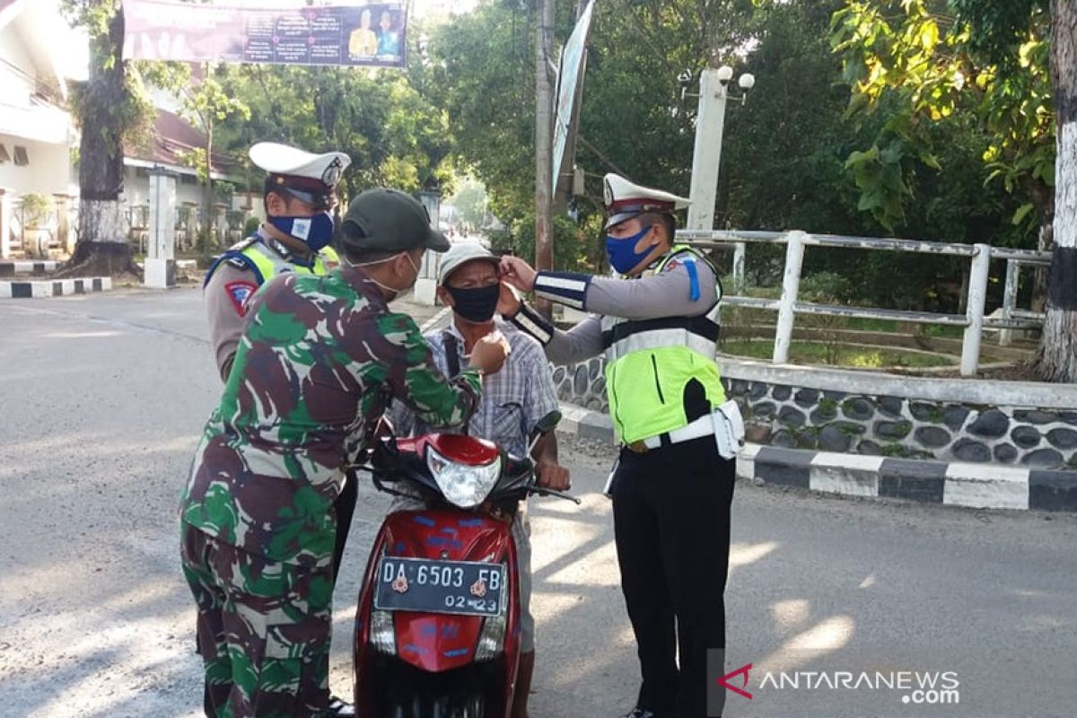 Cegah COVID-19, TNI-Polri di HST bagi masker ke pengguna jalan