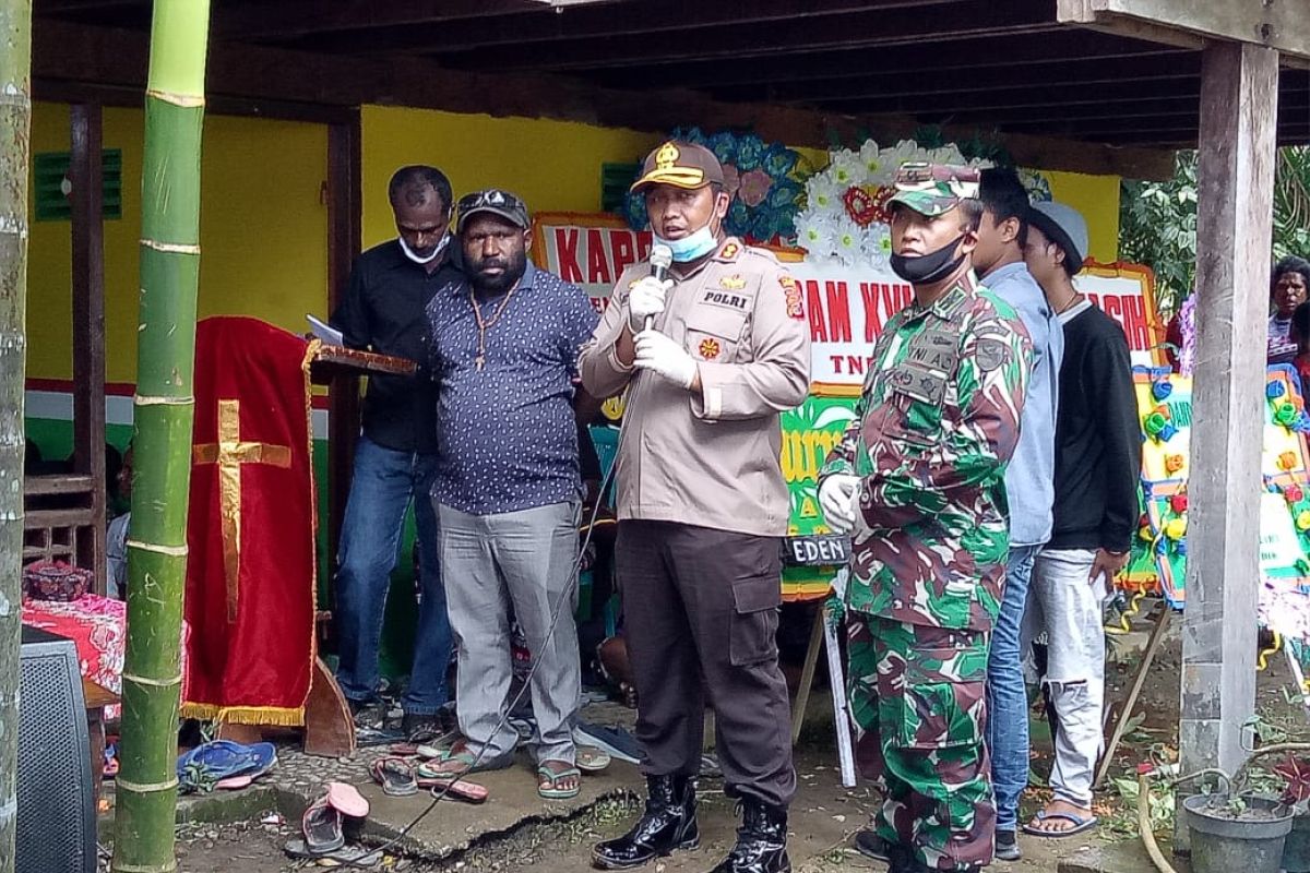Dua pemuda korban penembakan aparat dimakamkan di Kwamki Lama Timika