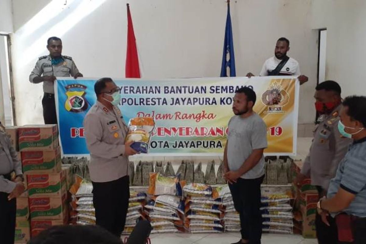 Kapolresta Jayapura Kota berikan bantuan sembako kepada ormas pemuda