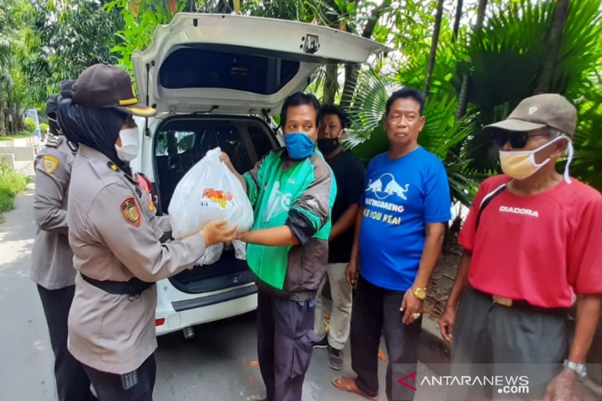 Polresta Surakarta bagikan paket sembako pada warga terdampak COVID-19