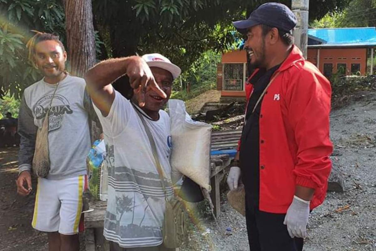 PSI Papua bagikan 1.000 kg beras dan masker kepada warga terdampak COVID-19