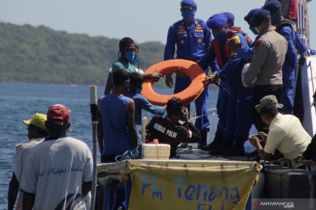 Polda NTT bagikan 100 paket sembako untuk nelayan di perairan Kupang