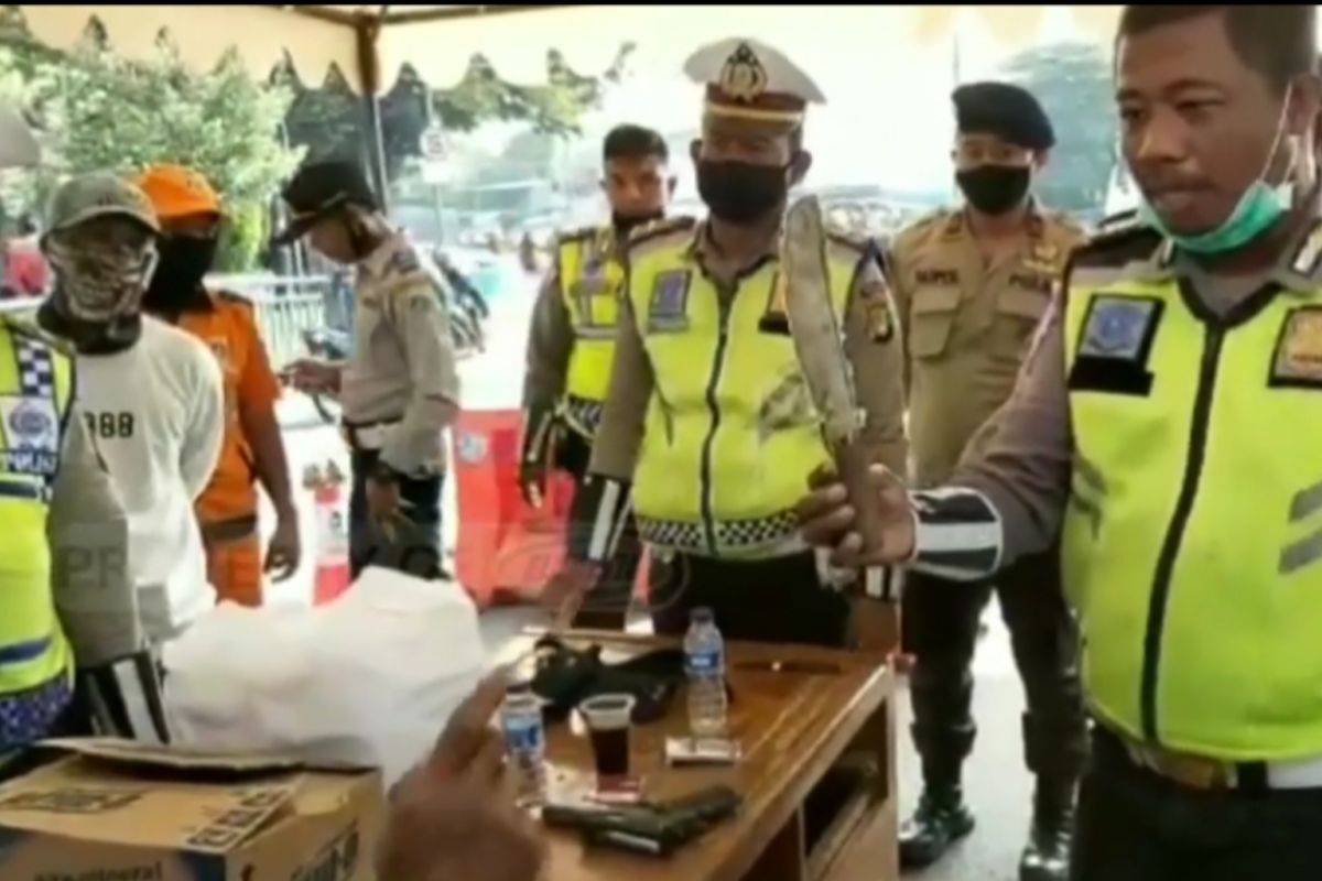 Petugas poin cek Pasar Jumat ditodong pisau oleh pengendara