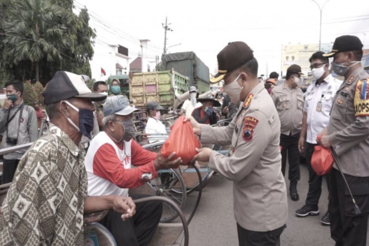 Polda Jateng bagikan 690 paket sembako untuk warga terdampak COVID-19