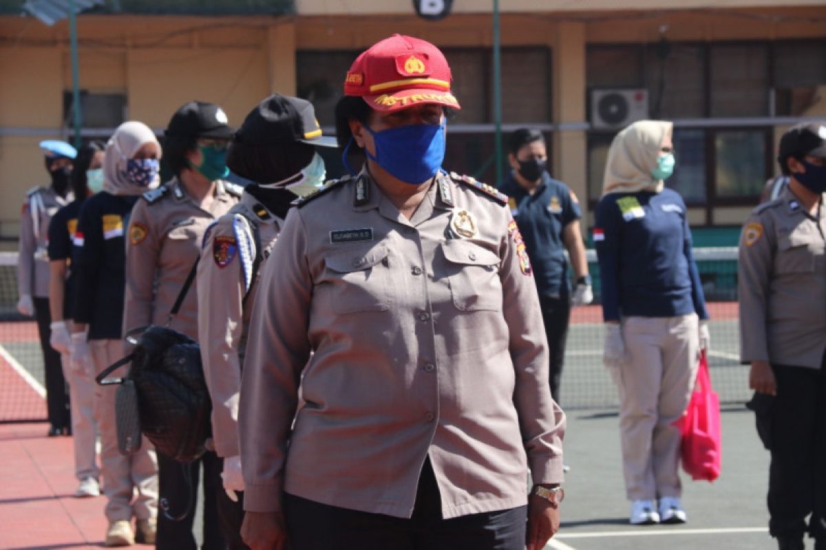 Polwan Papua bagikan 3.000 masker warga Jayapura cegah corona