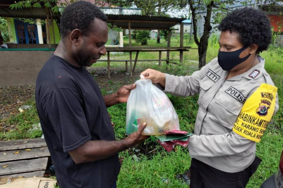 Bhayangkari Mimika bagikan sembako dan masker kepada warga terdampak corona