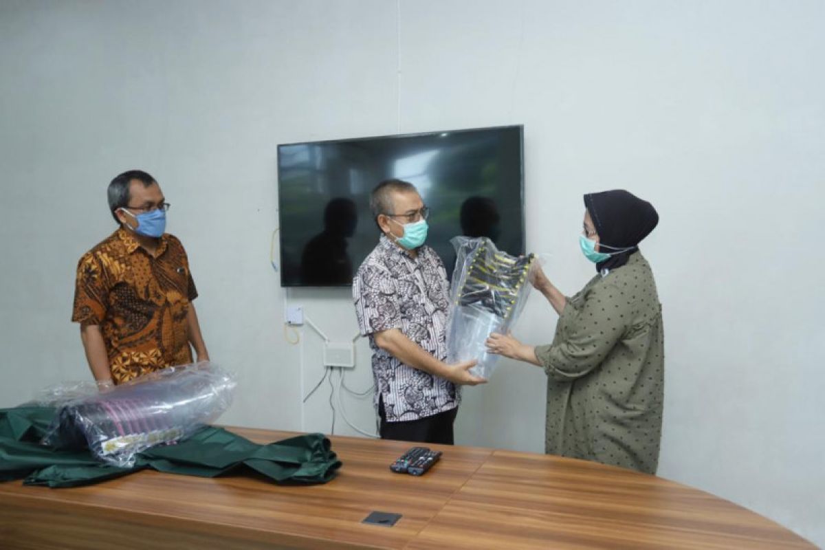 Unsyiah Sumbang APD untukTim Medis di Banda Aceh