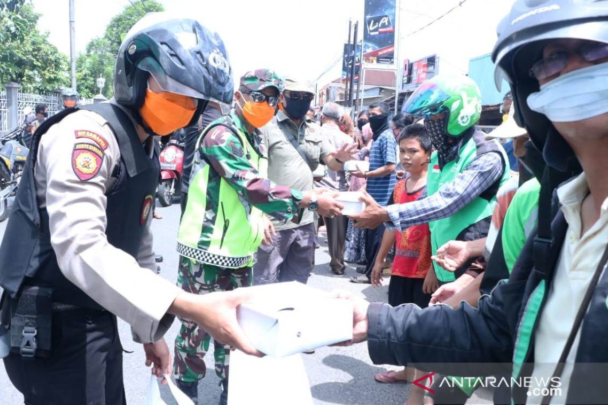 Personel Polda Sumsel distribusikan 1.500 bungkus nasi ke pekerja informal