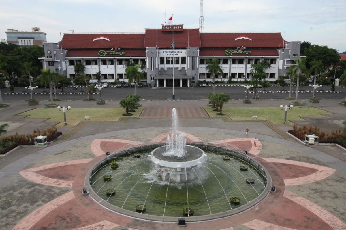 Di Surabaya,  satu kantor kecamatan dan enam kelurahan ditutup