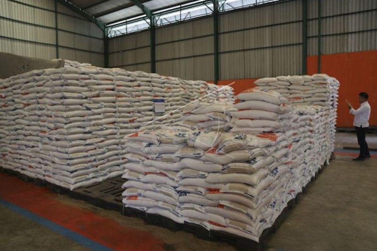 Perum Bulog pastikan stok beras di Sumatera Selatan cukup hingga empat bulan